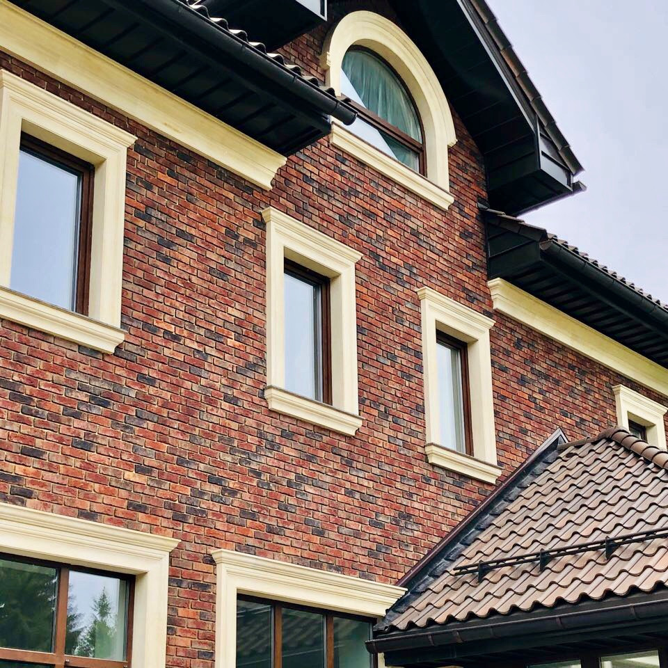 Отделка элементами декора фасада из песчанника.