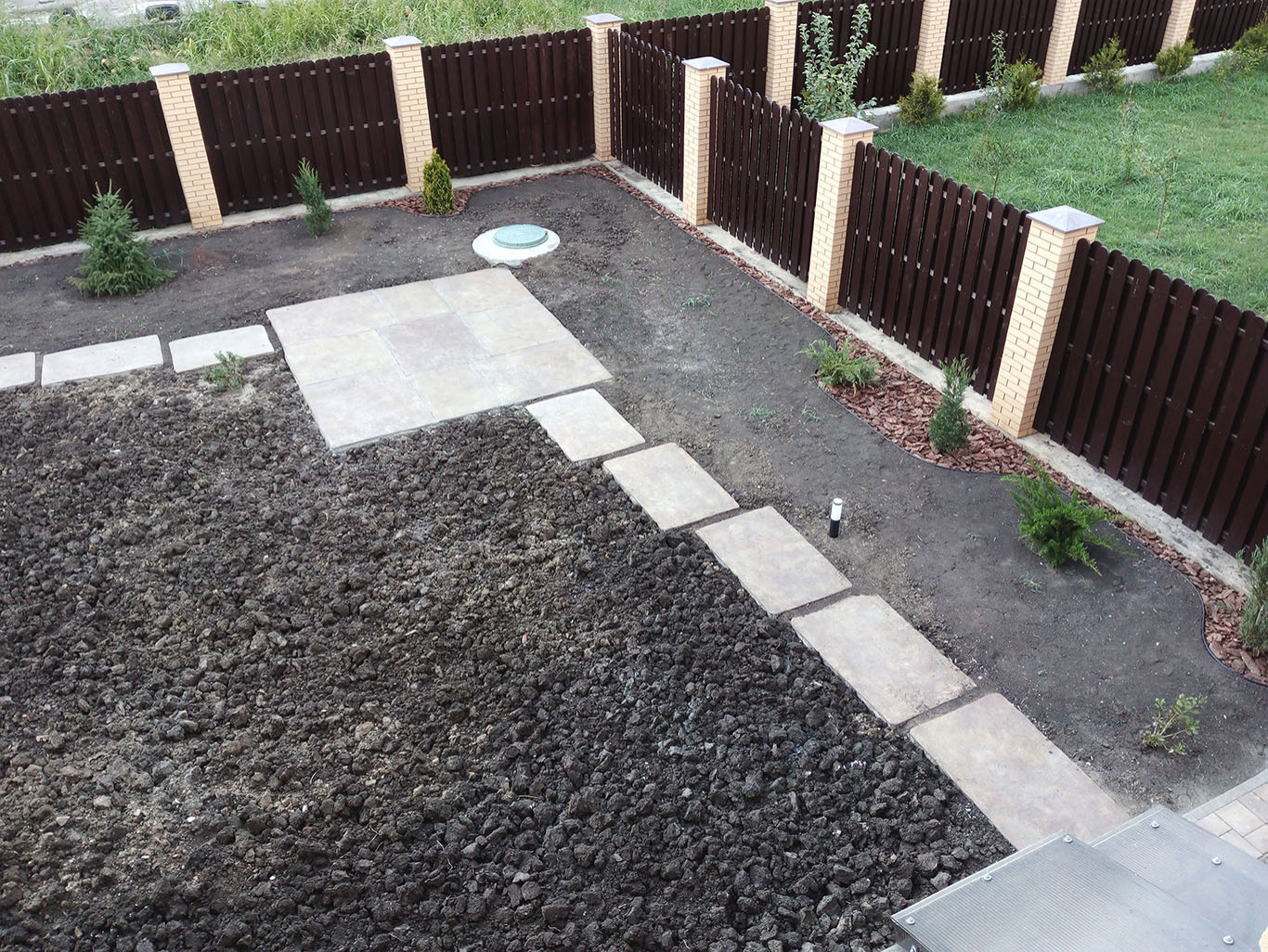 Тыльная часть сада. Площадка под беседку.