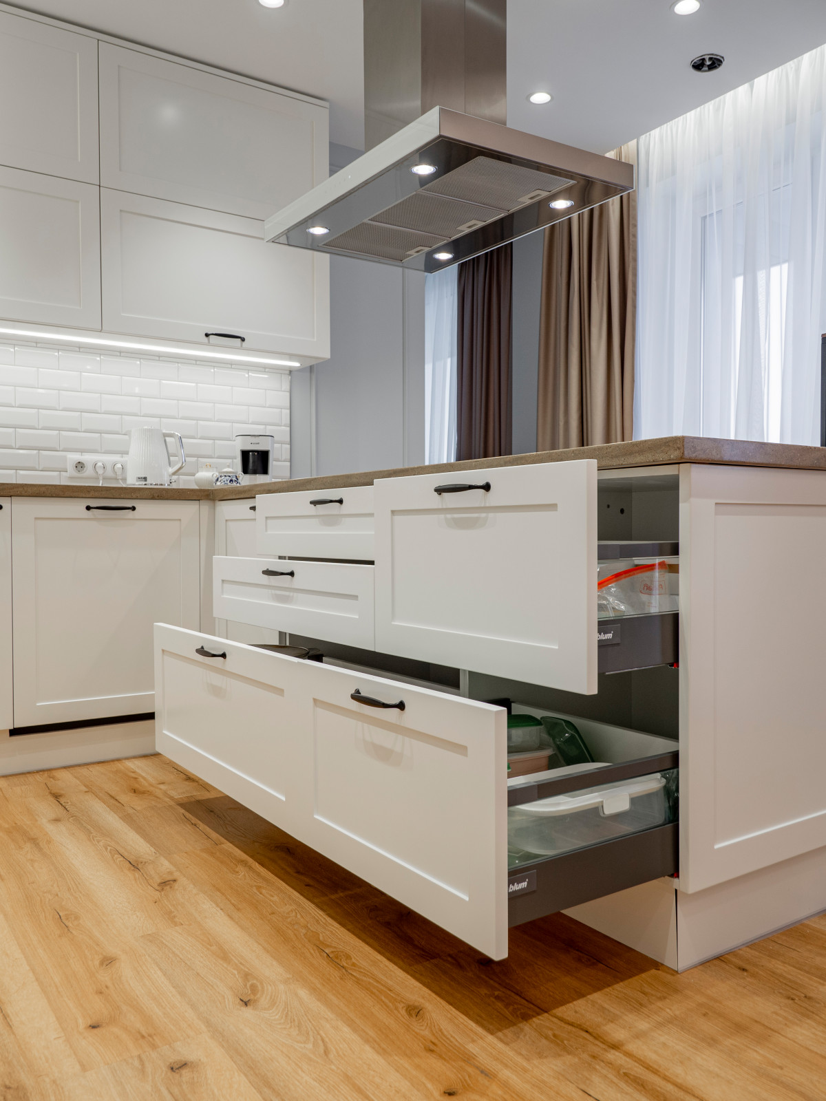 Стильная неоклассическая кухне в белом цвете