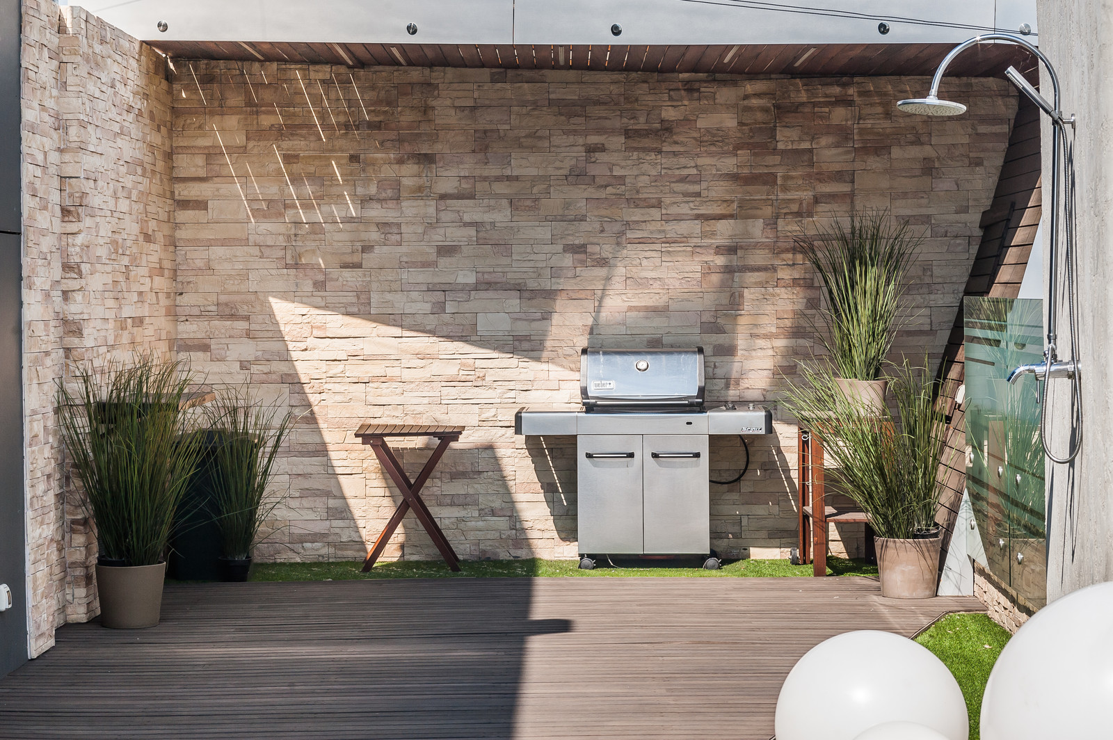 Светлый hi-tech