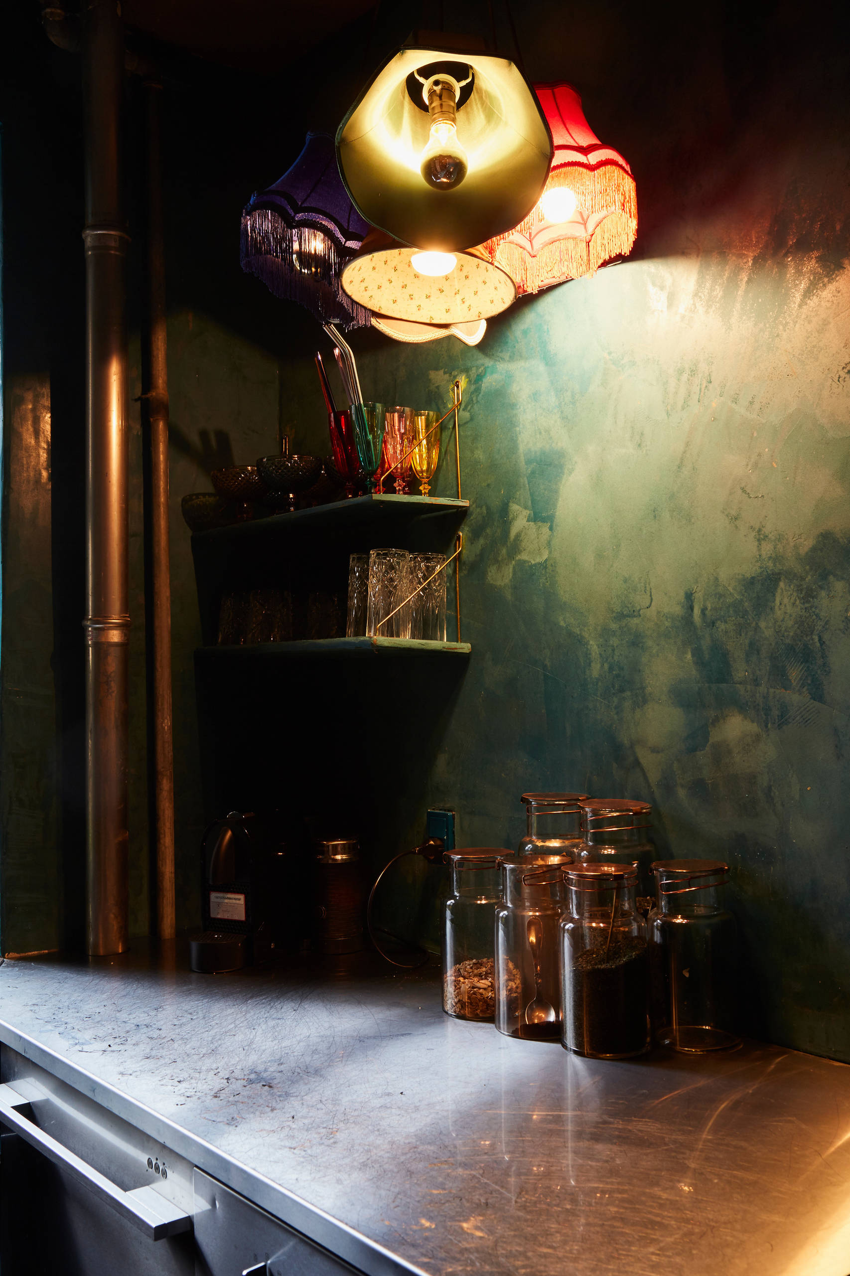 Houzz Дания: Квартира в темных тонах с золотым узором на потолке