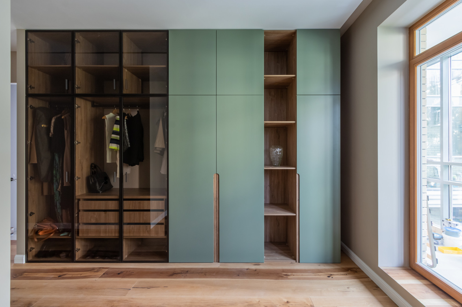 Распашной шкаф для спальни