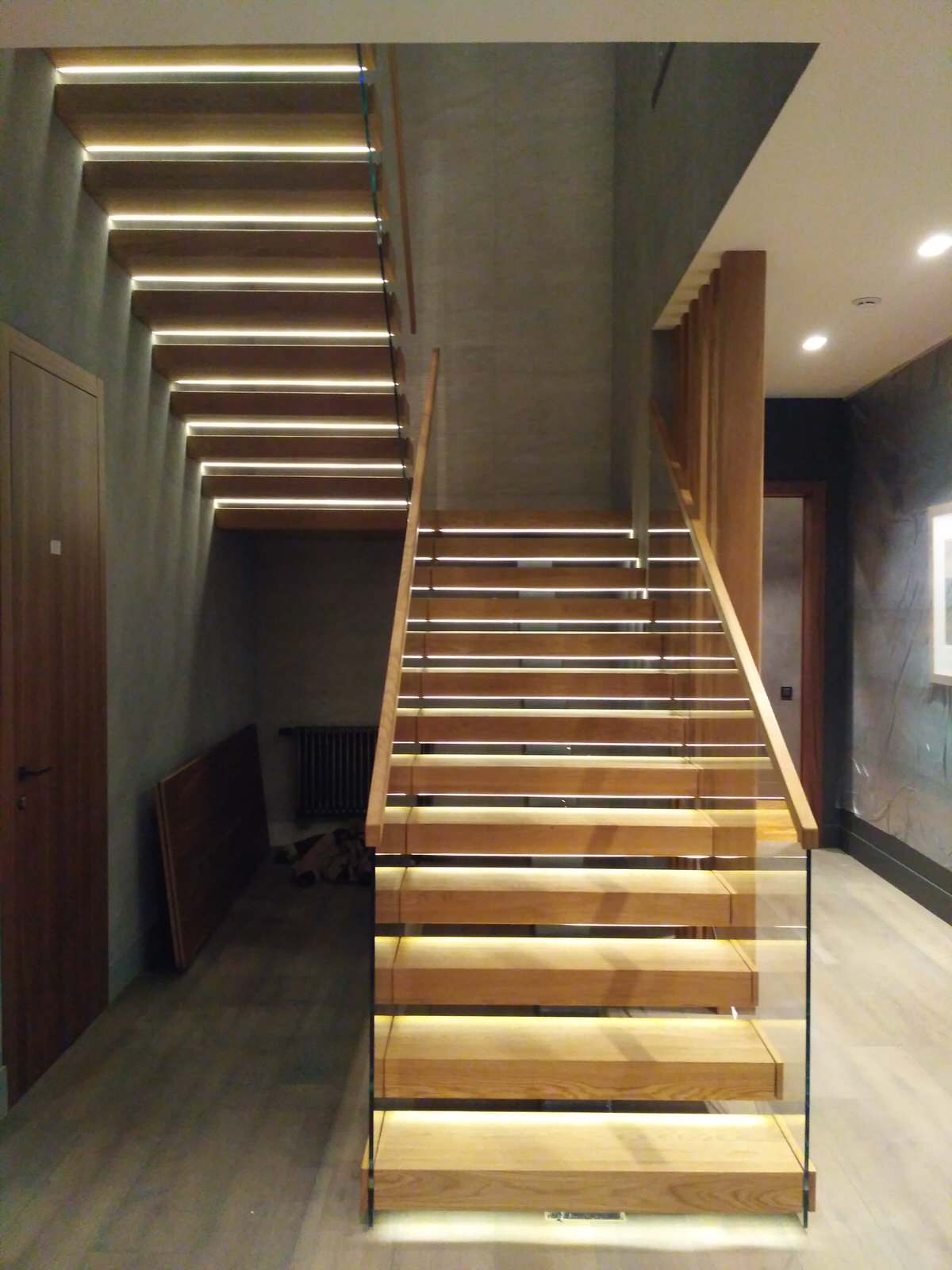 Консольная лестница со стеклянными ограждениями