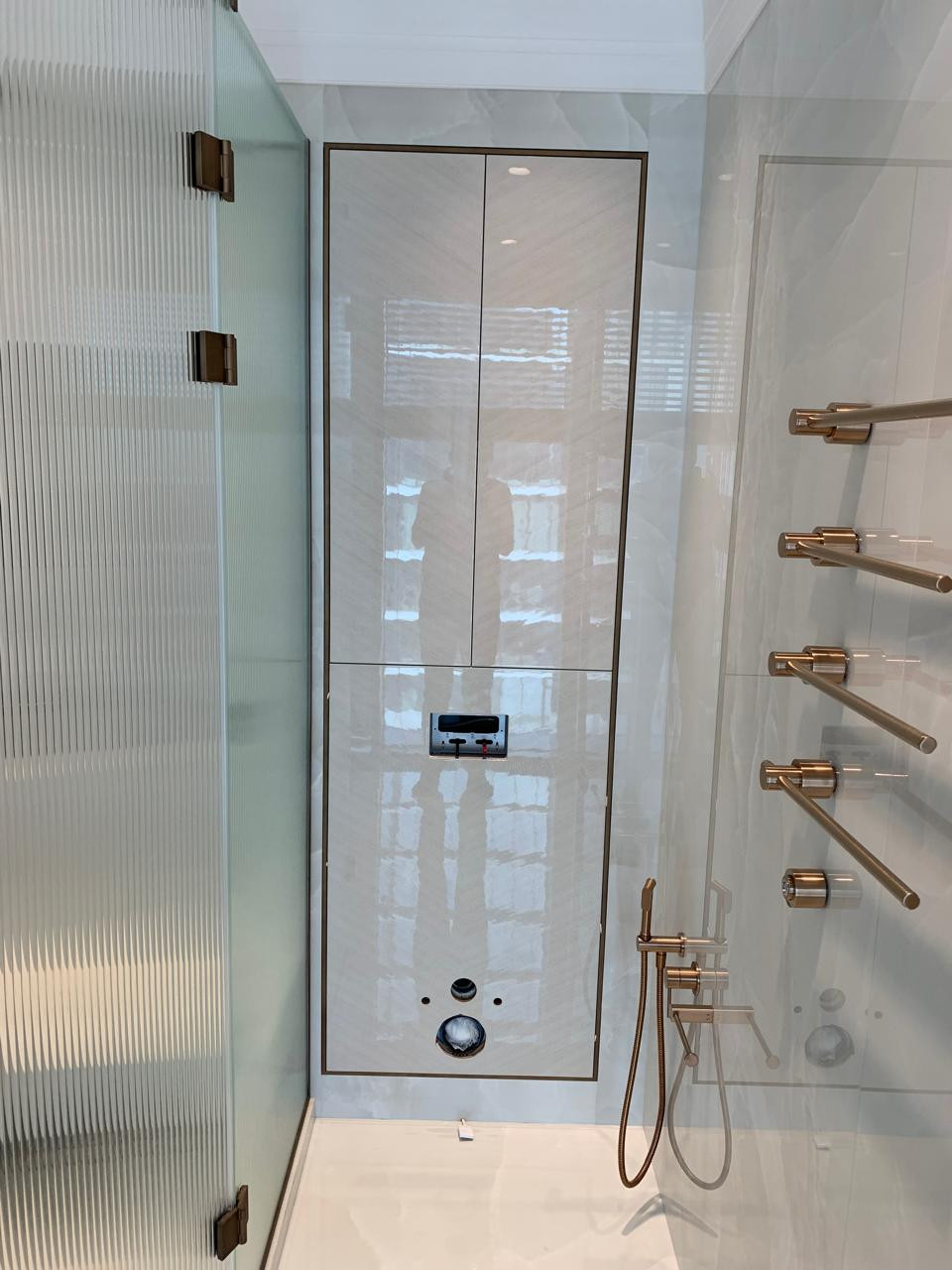 Шкаф над инсталляцией