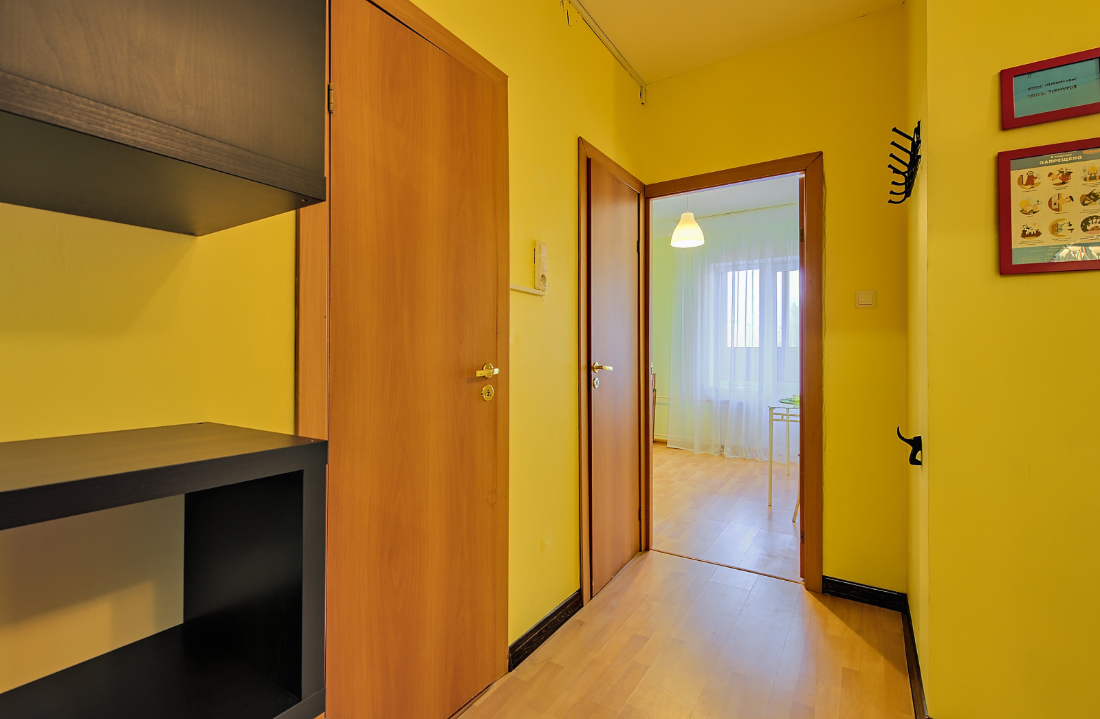 Ячейки для хранения мелочей в прихожей