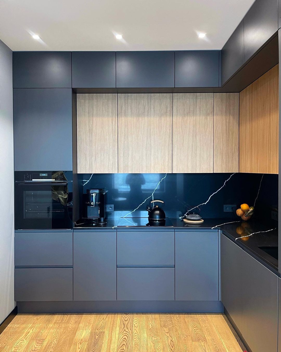 Современная кухня графитового цвета