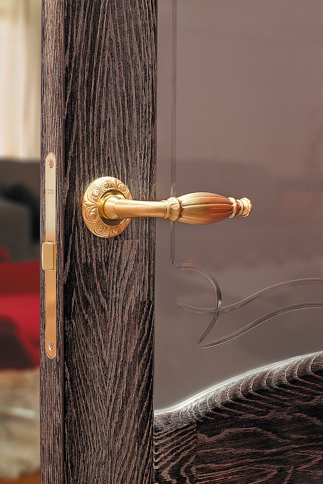 Alvero doors in details