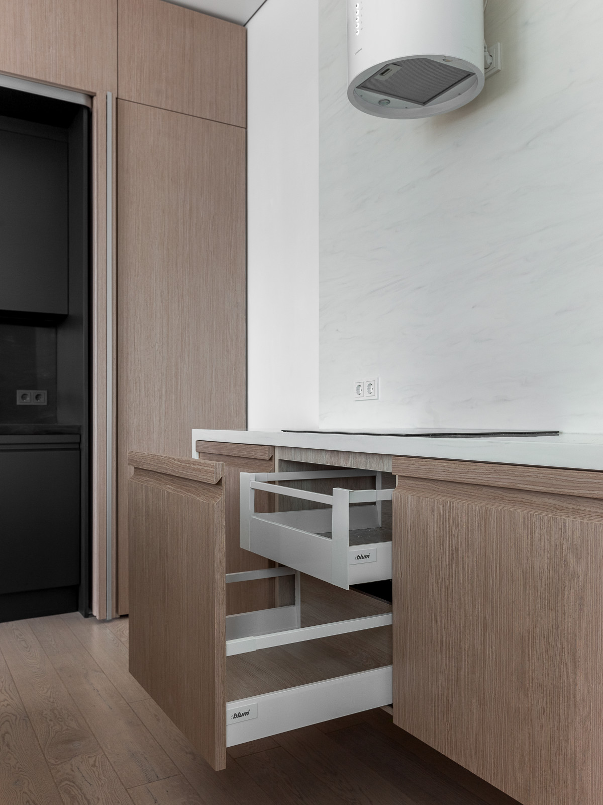 Выдвижная система хранения Blum и ящики скрытого монтажа