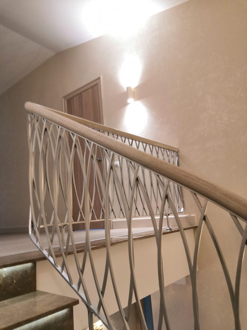 Бетонная лестница с авторским кованным радиусным ограждением