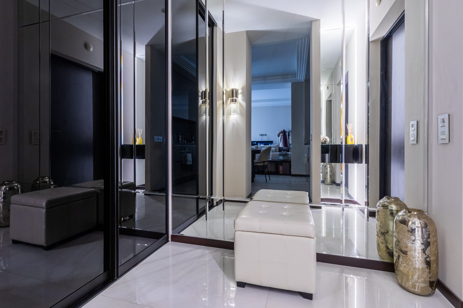 Шкаф-купе для прихожей и подвесной ящик