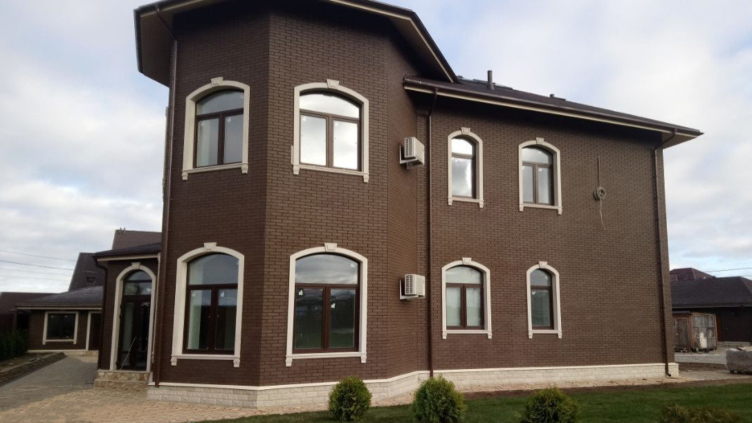 Обложка проекта: Облицовка окон и замковые камни из мрамора.