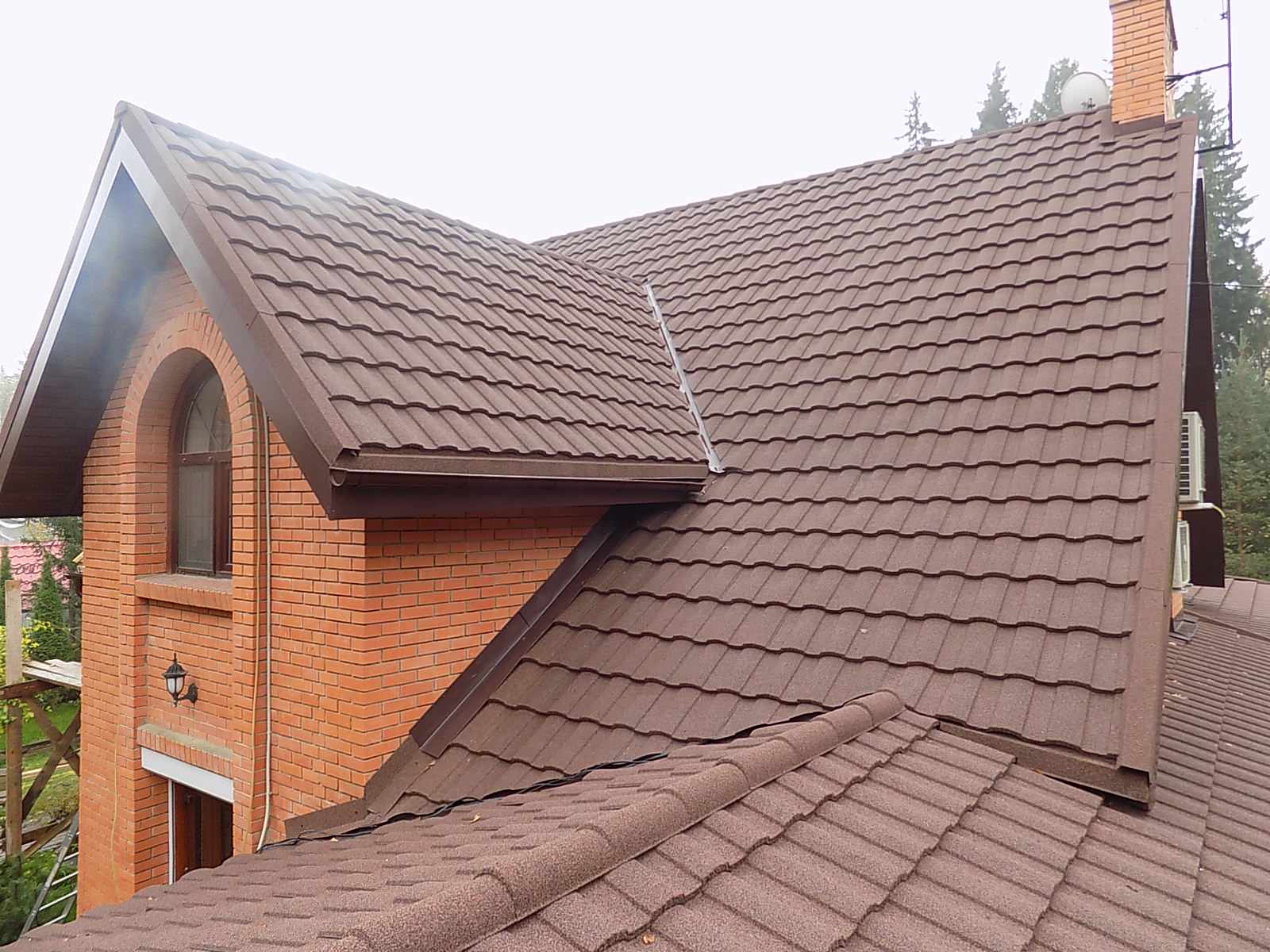 Замена старой кровли на композитную черепицу Metrotile Metroroman