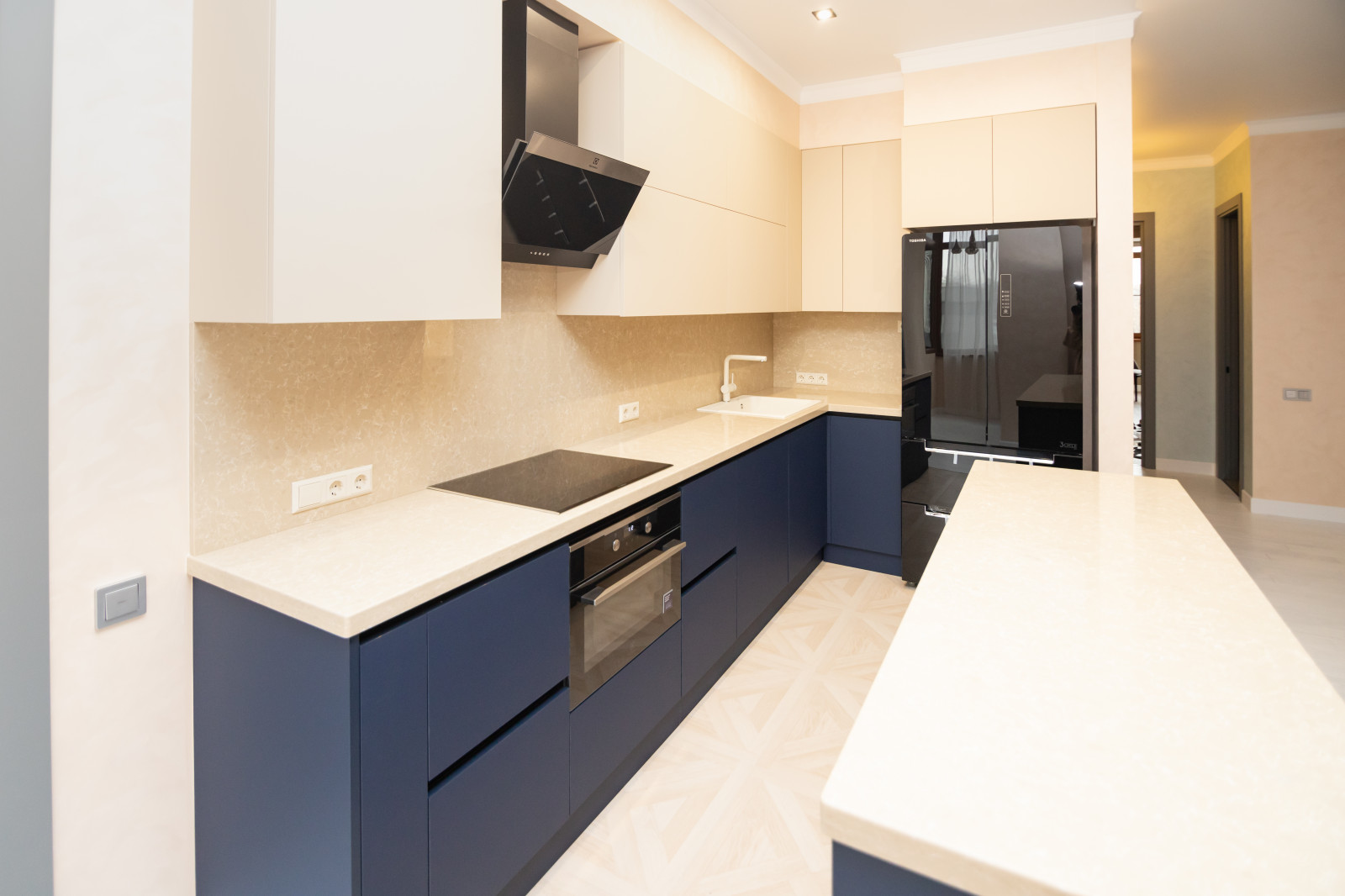 Бело-синяя кухня в современном стиле