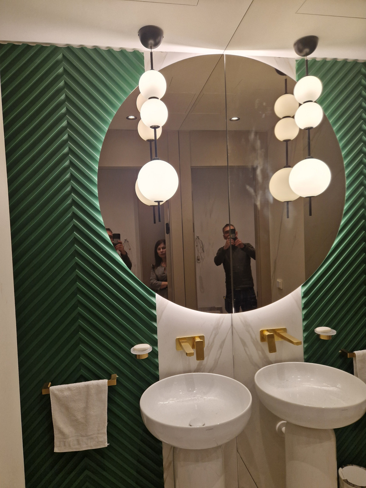 Обложка проекта: зеркало полукругом