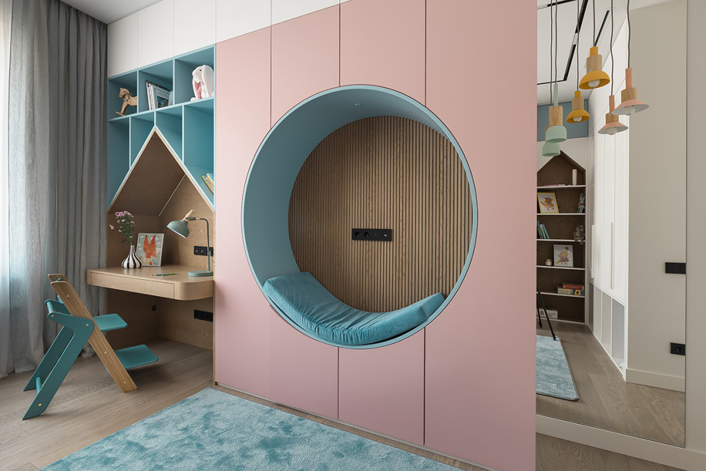 Современный интерьер с яркими акцентами в доме на набережной Невы