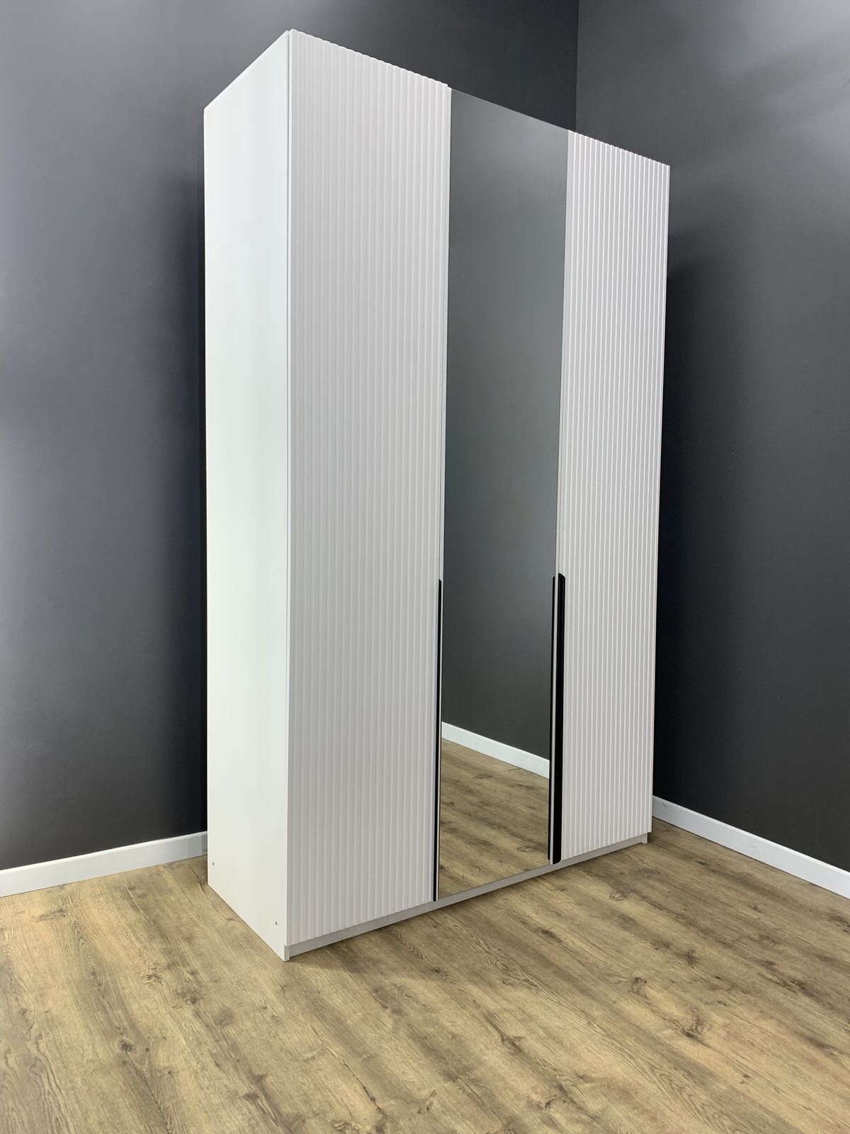 Распашные шкафы