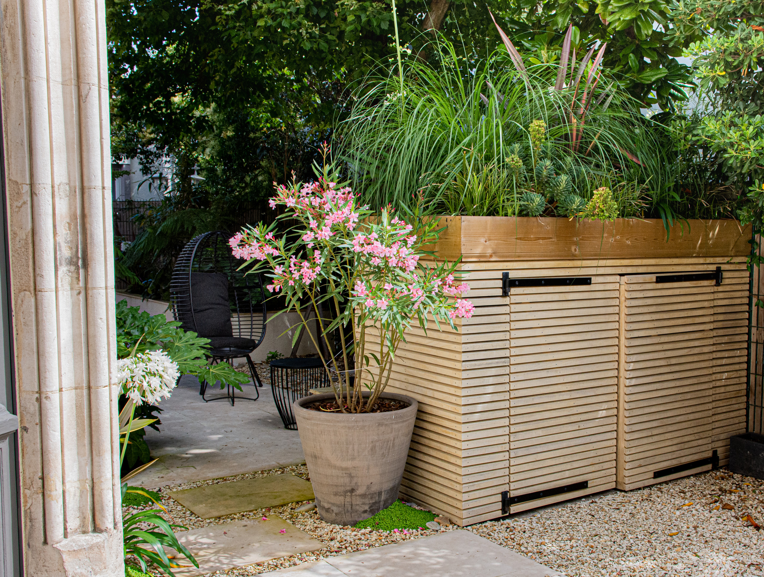 Есть идея: Куда спрятать мусорный бак