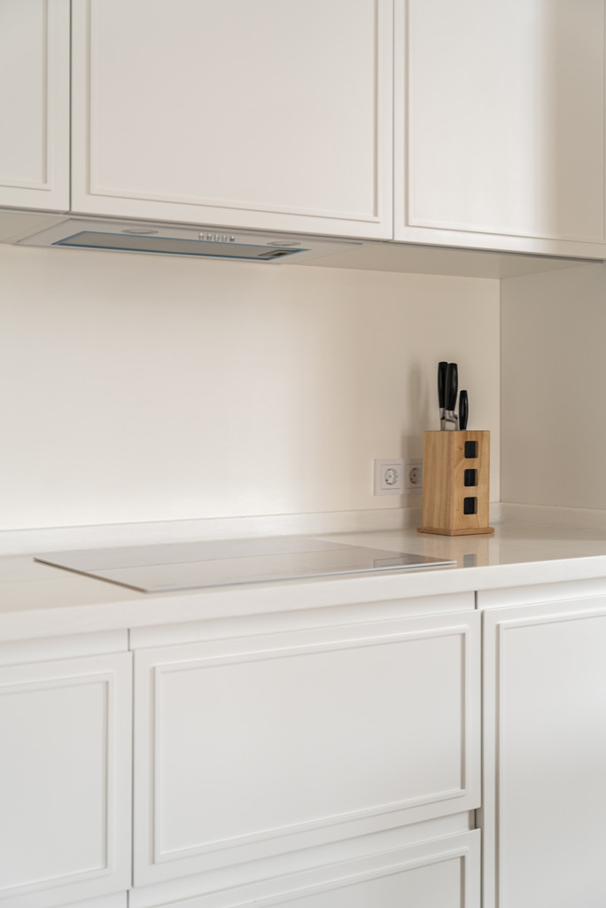 Белая кухня-гостиная