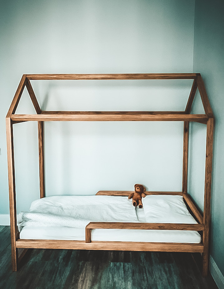 Детская кроватка-домик