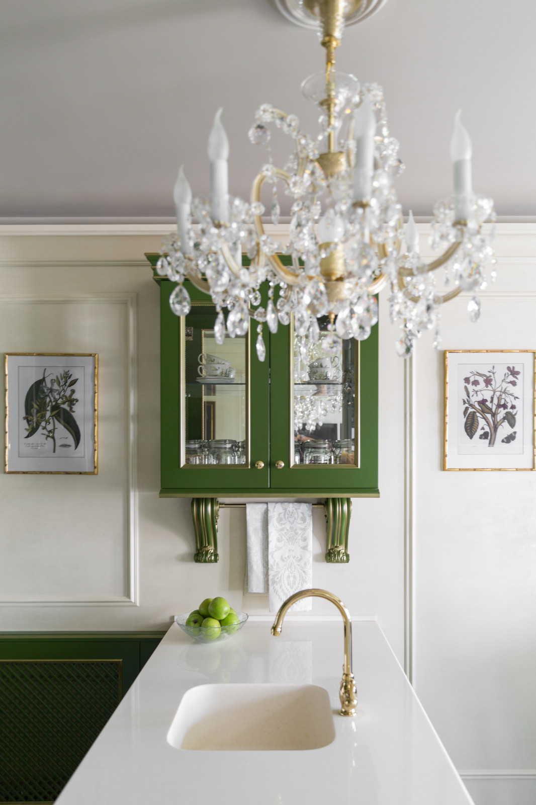 Квартира с зелёной кухней и романтичной ванной