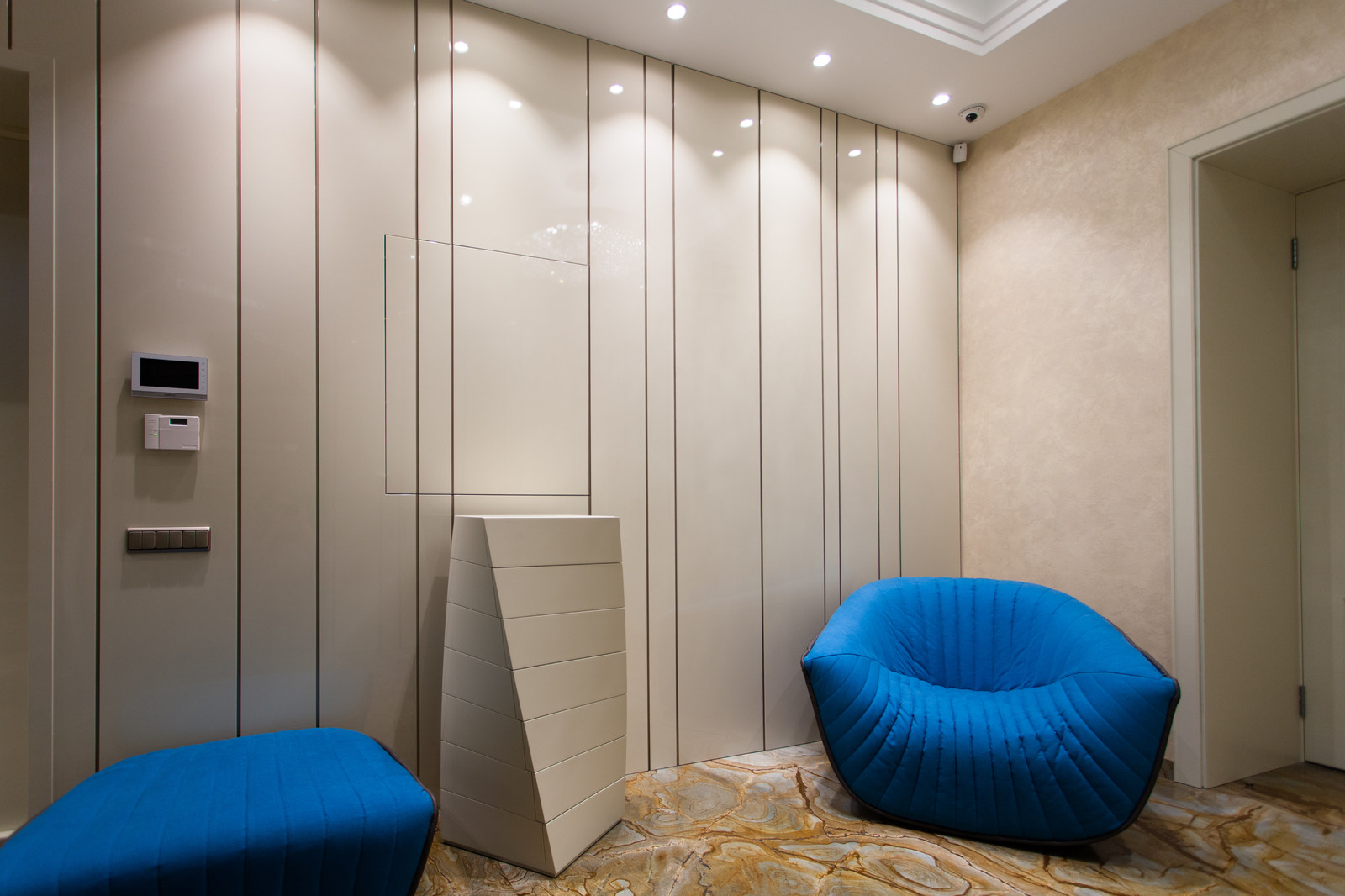 Глянцевая прихожая в пентхаус в самом центре Москвы