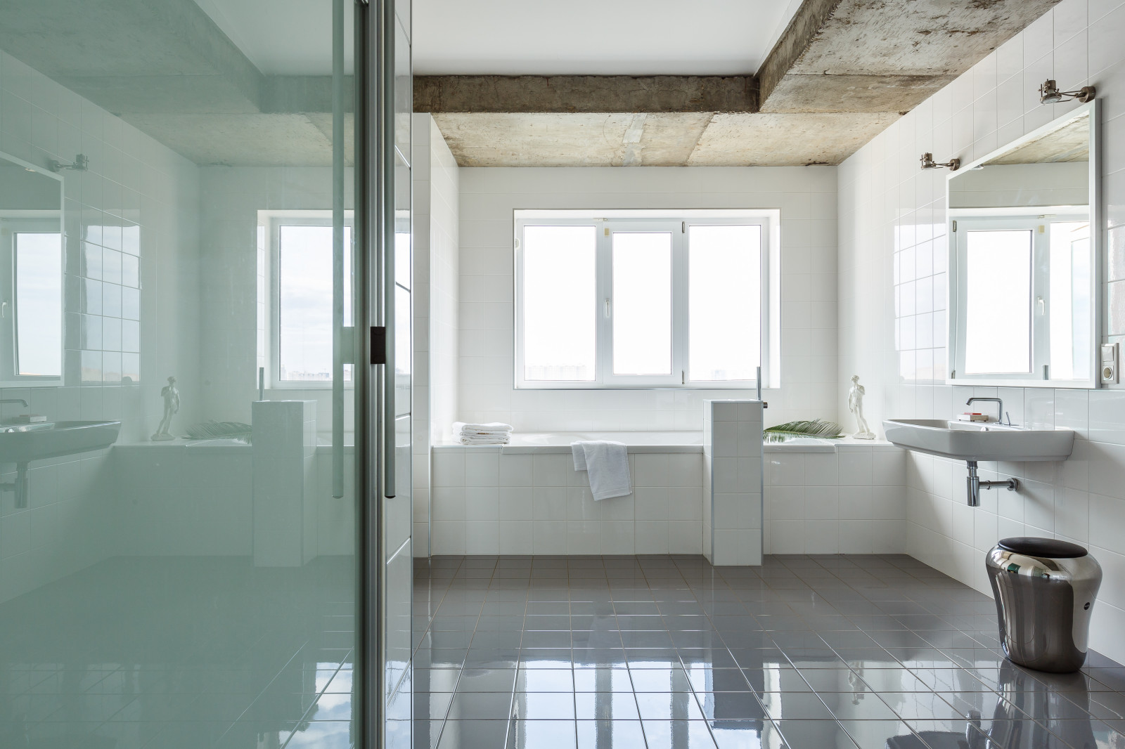 Хозяйский санузел с ванной под окном