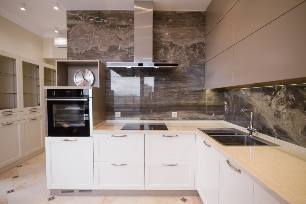 Бело-серая кухня в современном стиле