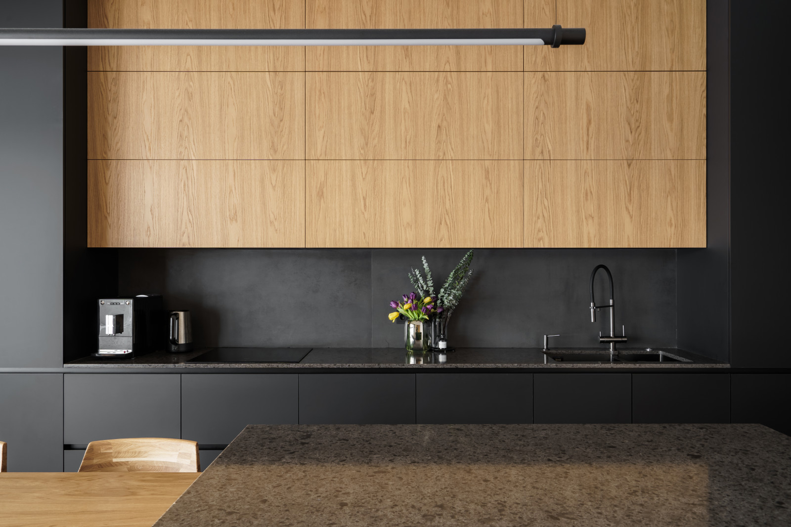 Черный фартук и столешница на кухне