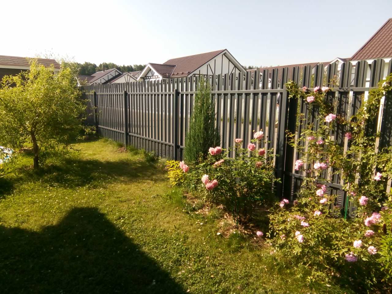 Установка забора из металлического штакетника.