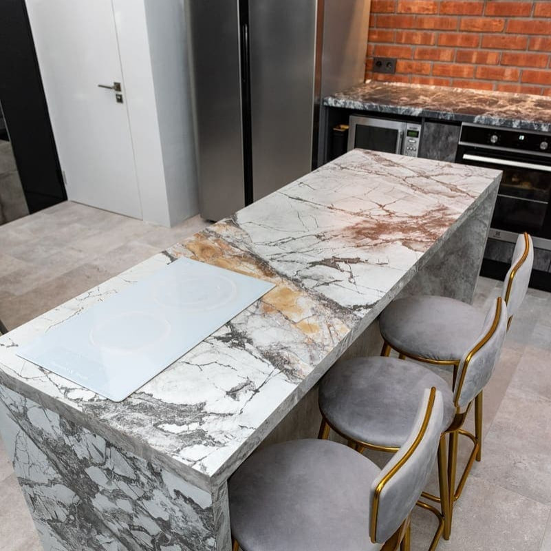 Кухня с островом в загородном доме в стиле лофт