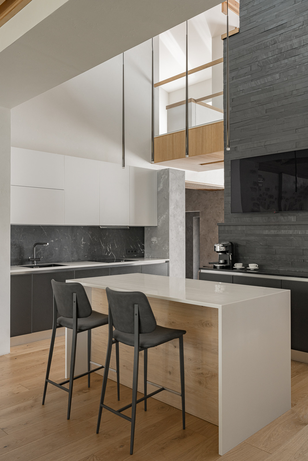 Мебельное наполнение загородного дома. "Родовое гнездо" отца и двух сыновей.