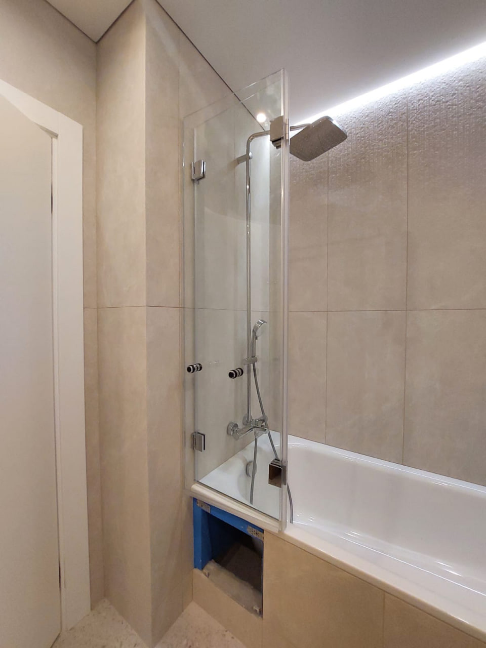 Стеклянная шторка на ванну