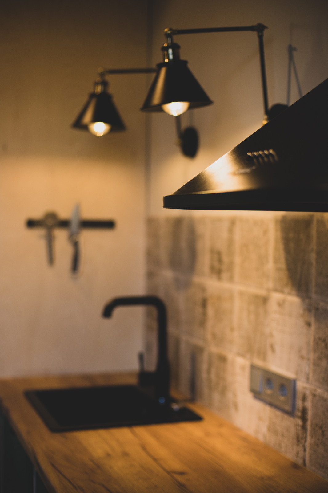 Кухня из фанеры с открытыми торцами ящиков.