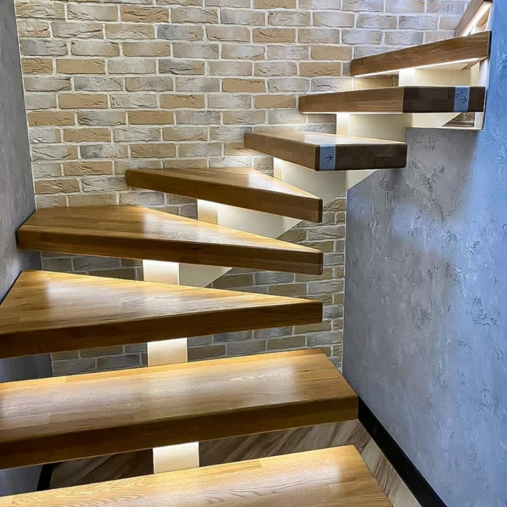 Современная лестница с забежными ступенями