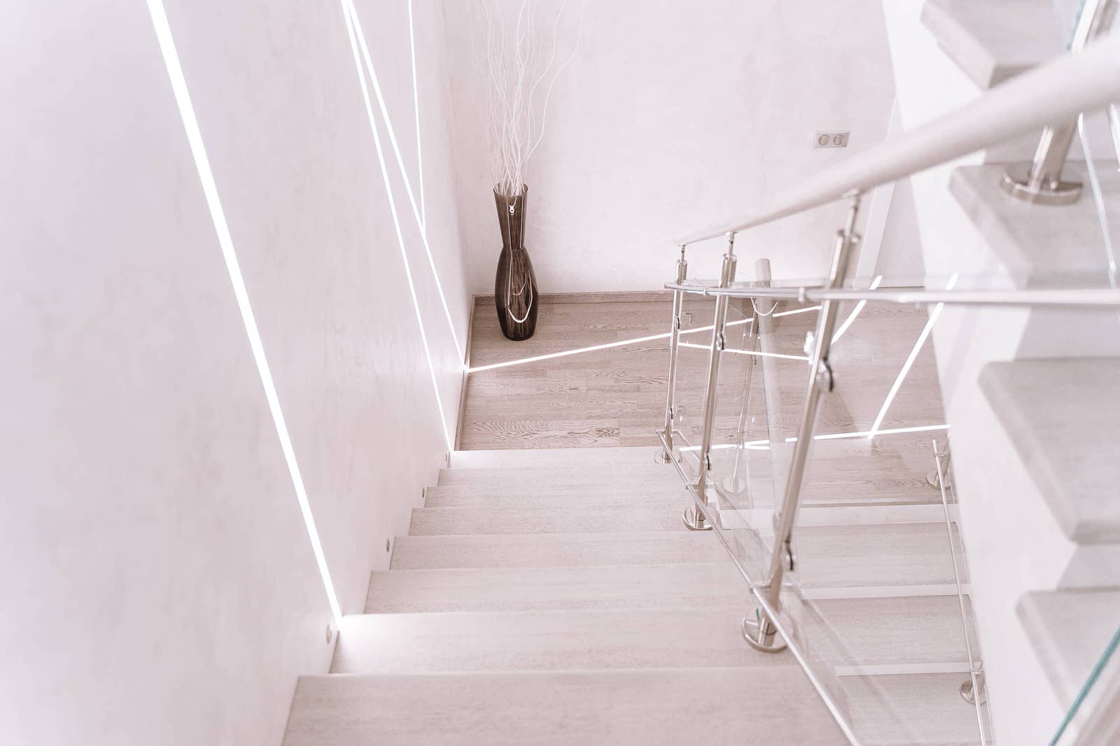 Проект 9 - Лестница в стиле Hi-Tech с подсветкой ступеней