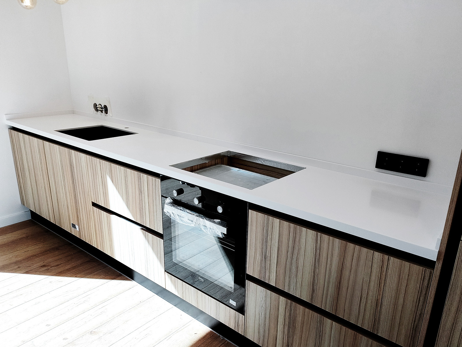 Столешница и кухонный остров из белого камня Hi-Macs