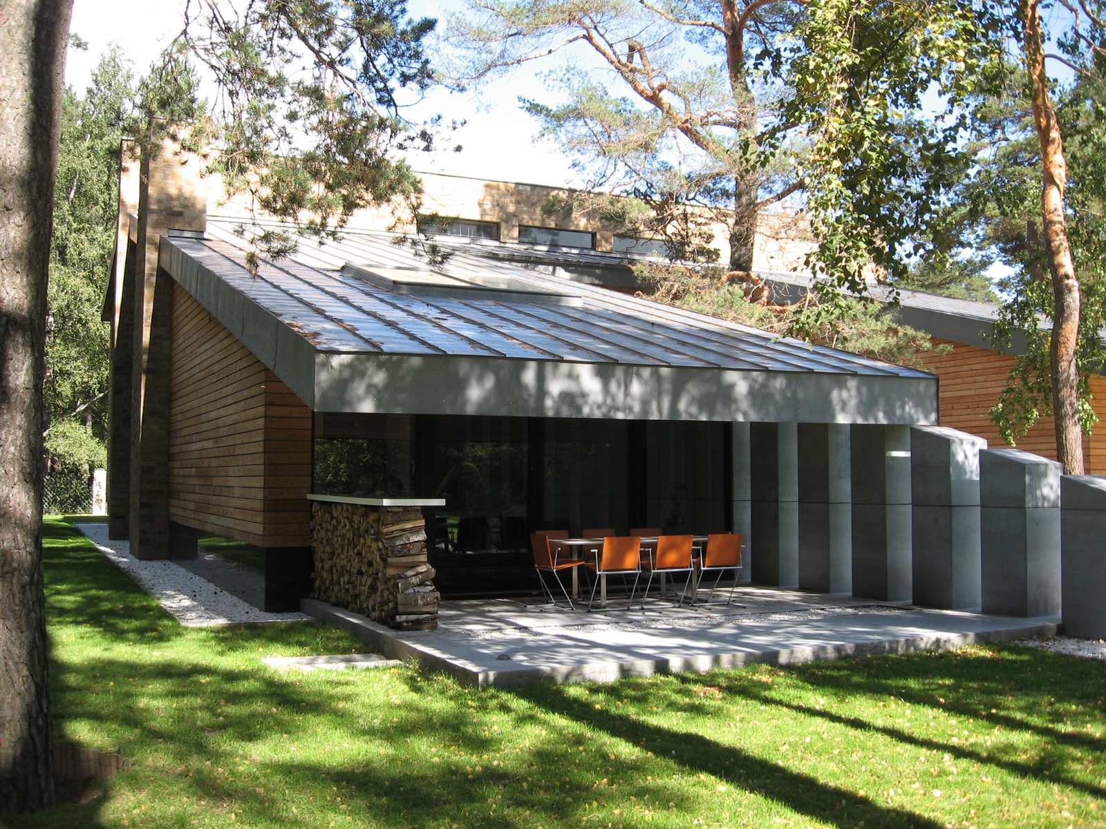 Дом в соснах у пруда