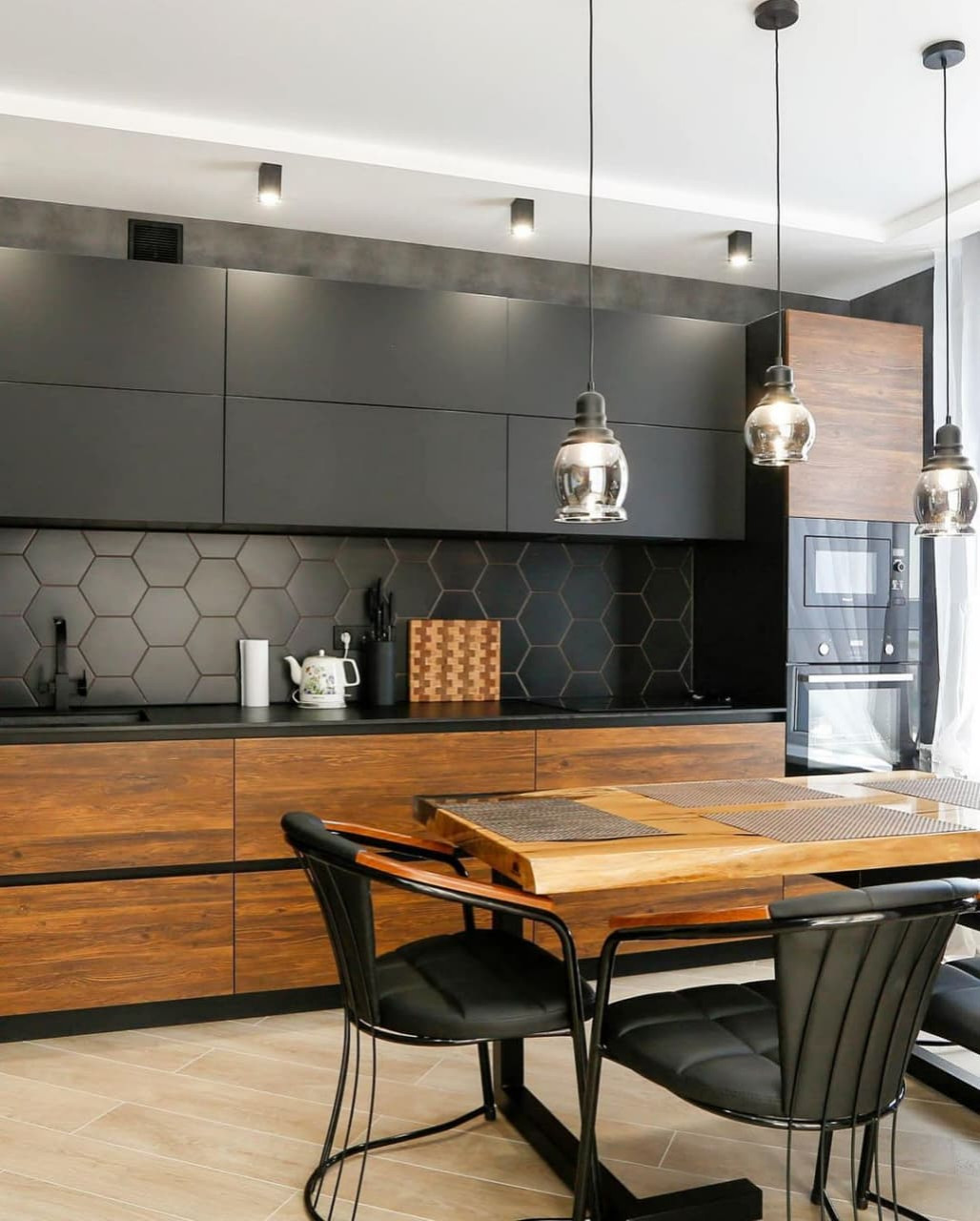 Прямая стильная невысокая кухня с матовыми и древесными фасадами