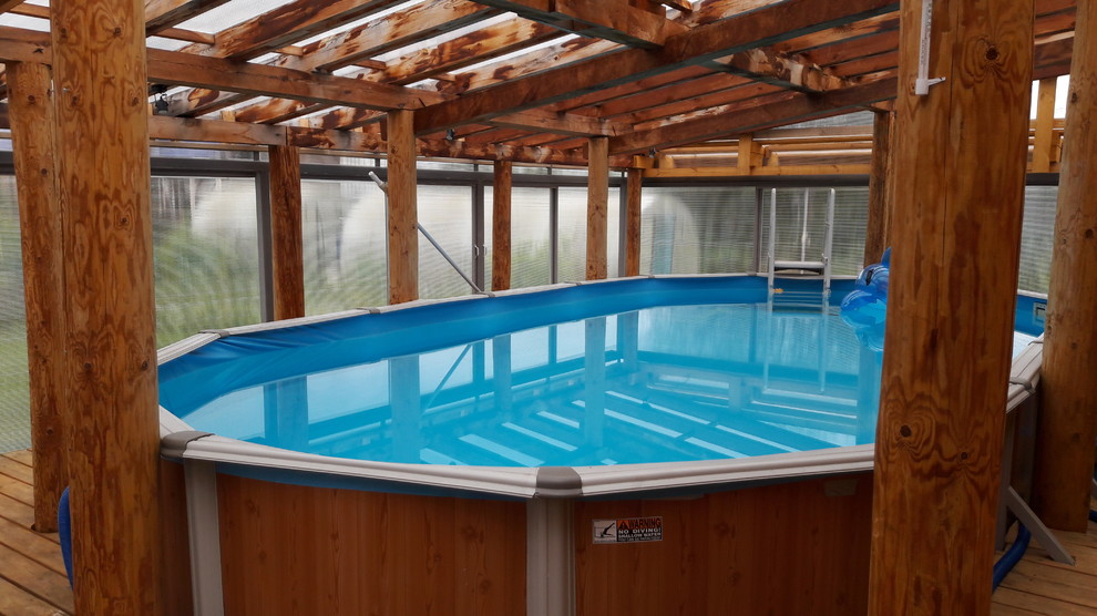 Деревянный дом с фасадом из металического сайдинга, баня с бассейном.