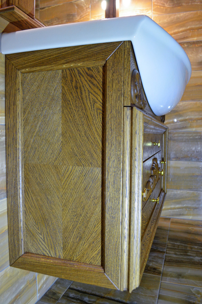 Ванная комната. Потолок, зеркало и тумба под раковину