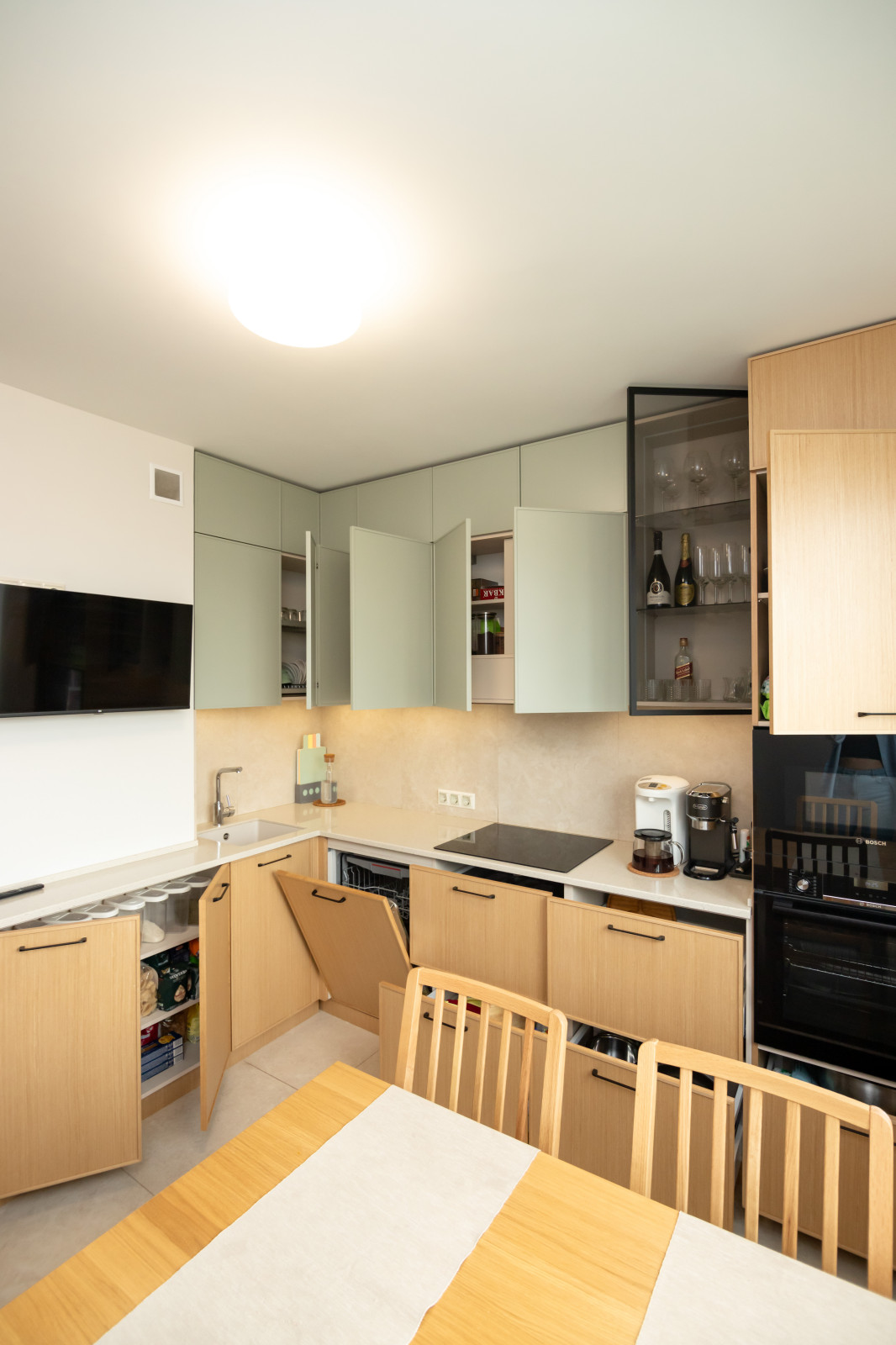 Неоклассическая кухня в трендовых цветах этого года