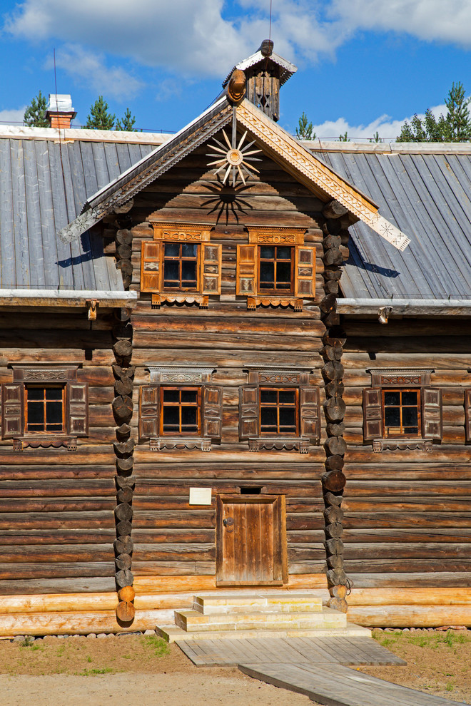 Защитить и украсить: Символика и орнаменты резных наличников