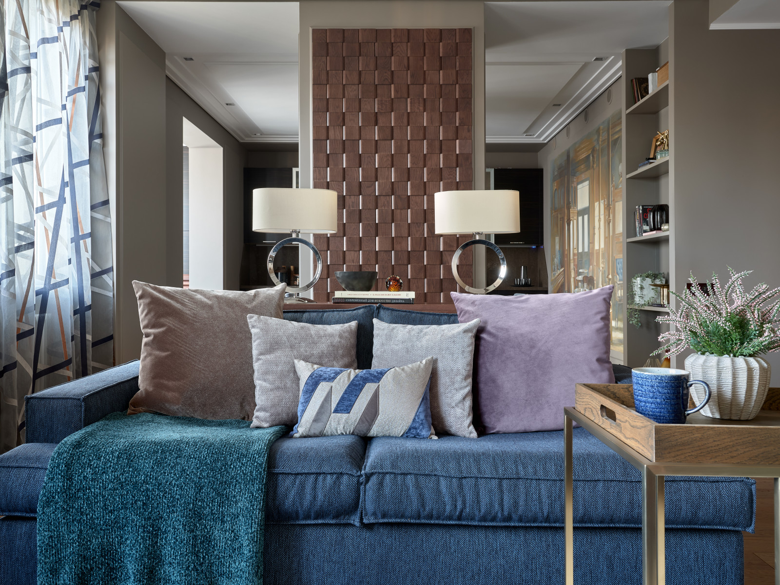 Современный интерьер с отсылкой к классике. Дизайнер Татьяна Нацвина.