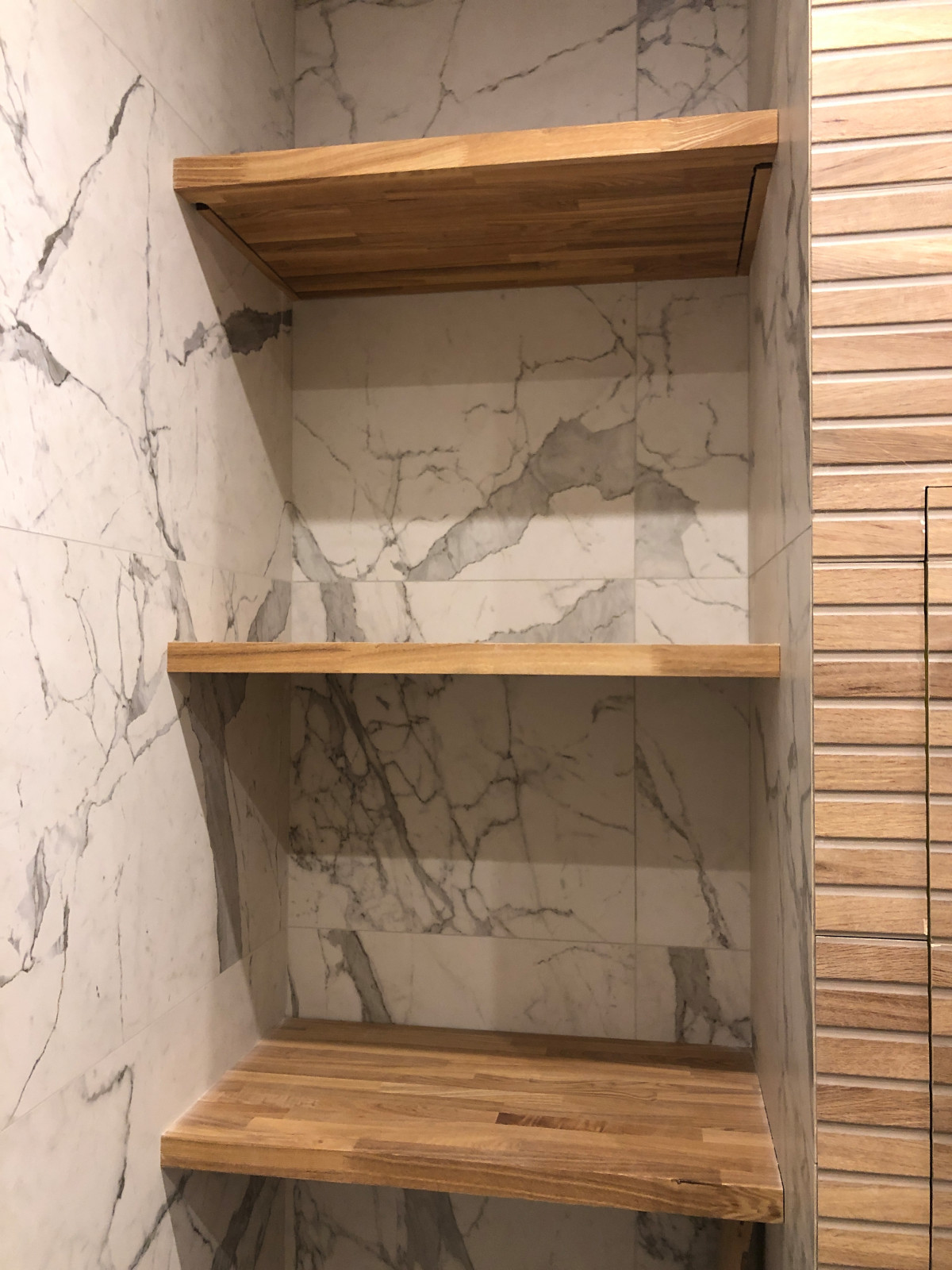 Обложка проекта: Полки из натурального ясеня в ванную комнату!