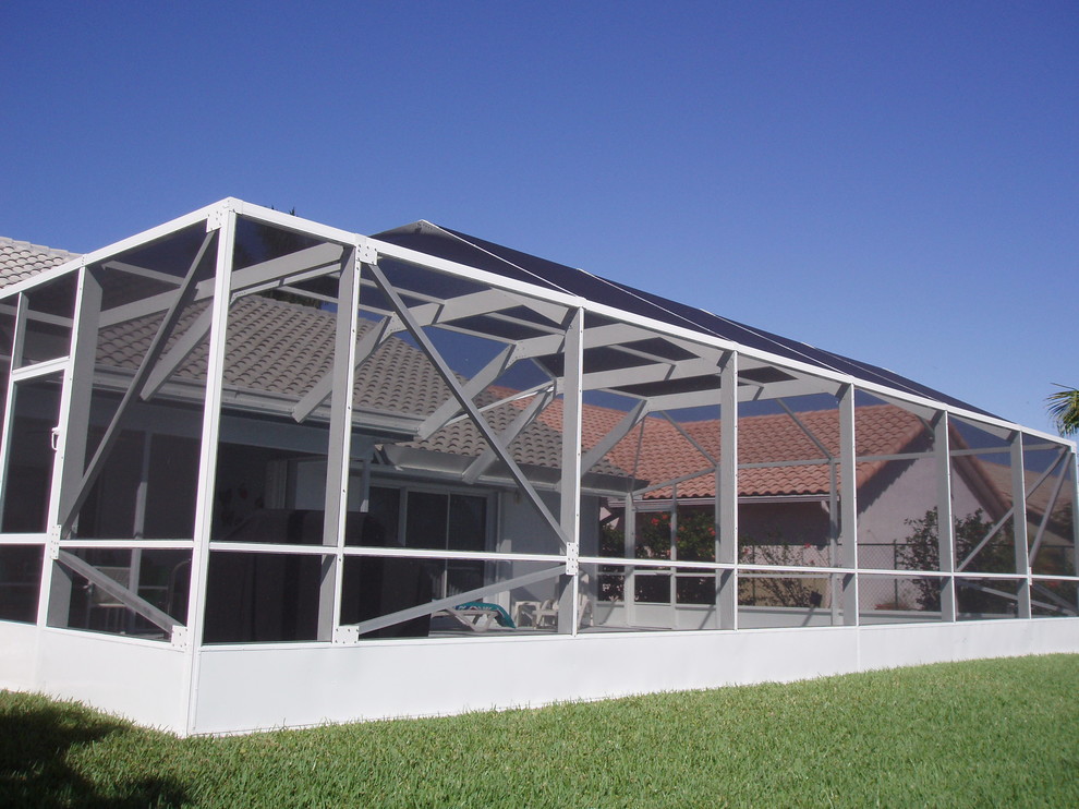 Вольер с навесом из поикарбоната для бассейна и патио