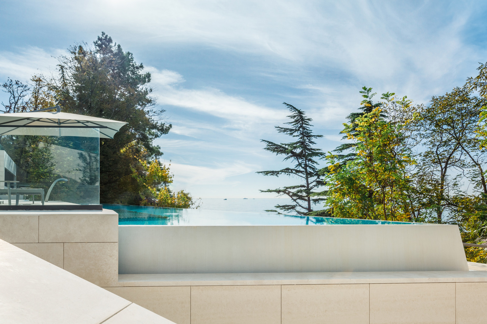 Открытый бассейн infinity в REEF RESIDENCE.