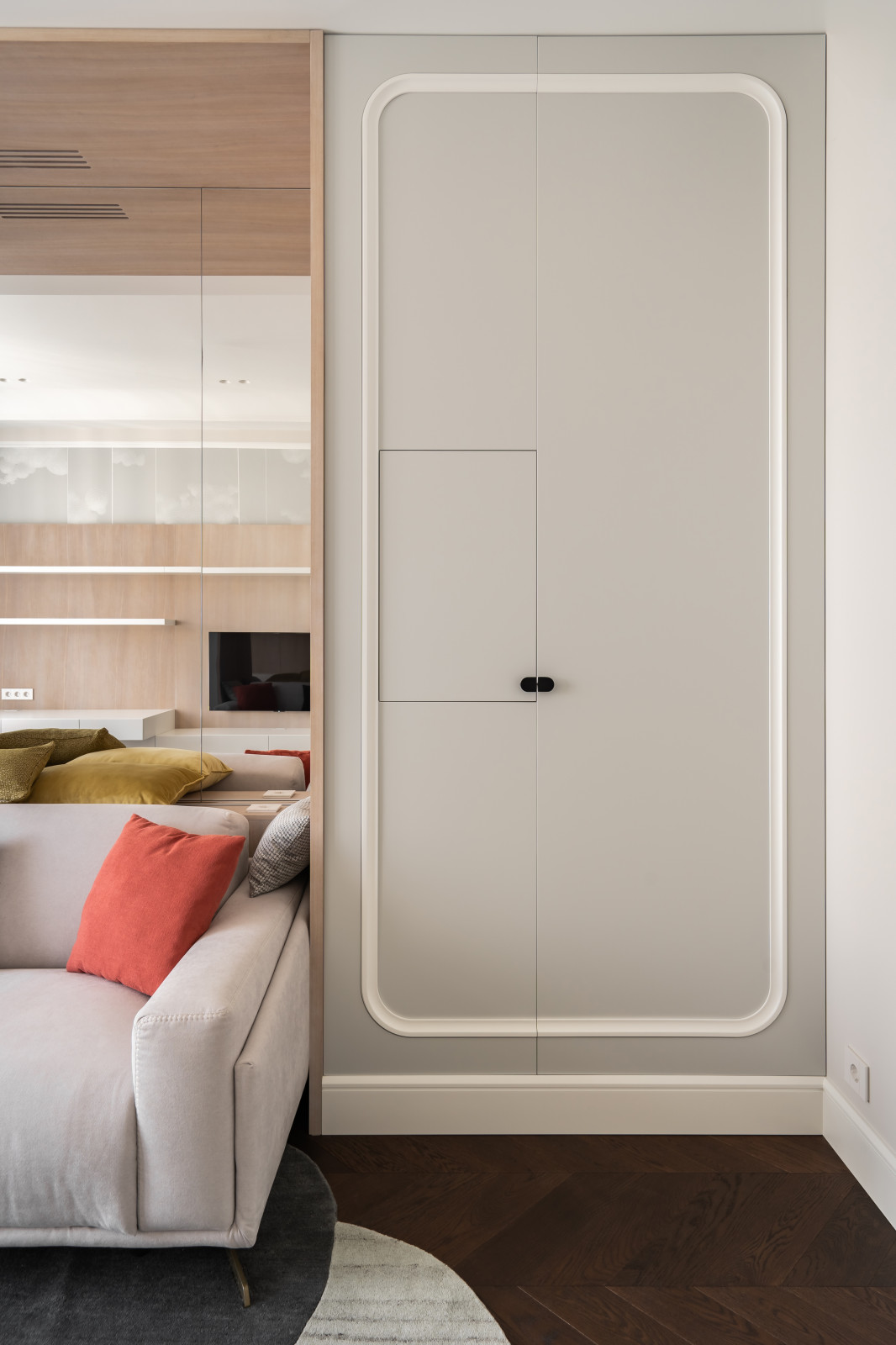 Шикарная квартира с белой мебелью