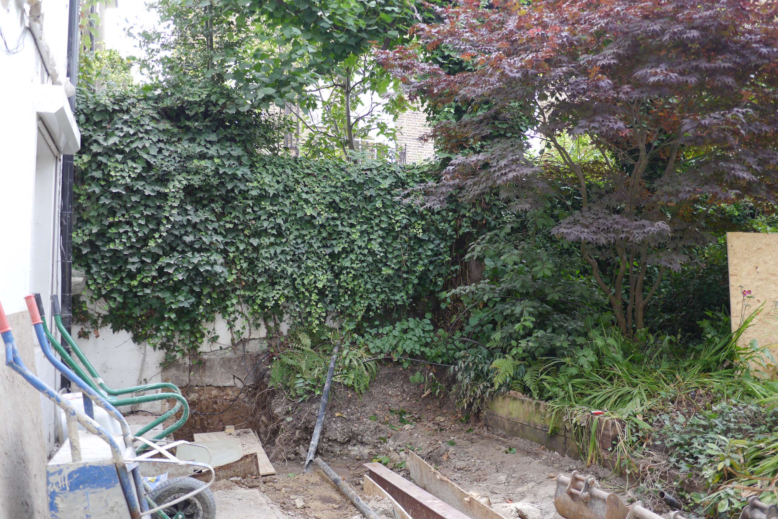 До и после: Пышный сад с эффектной каменной стеной