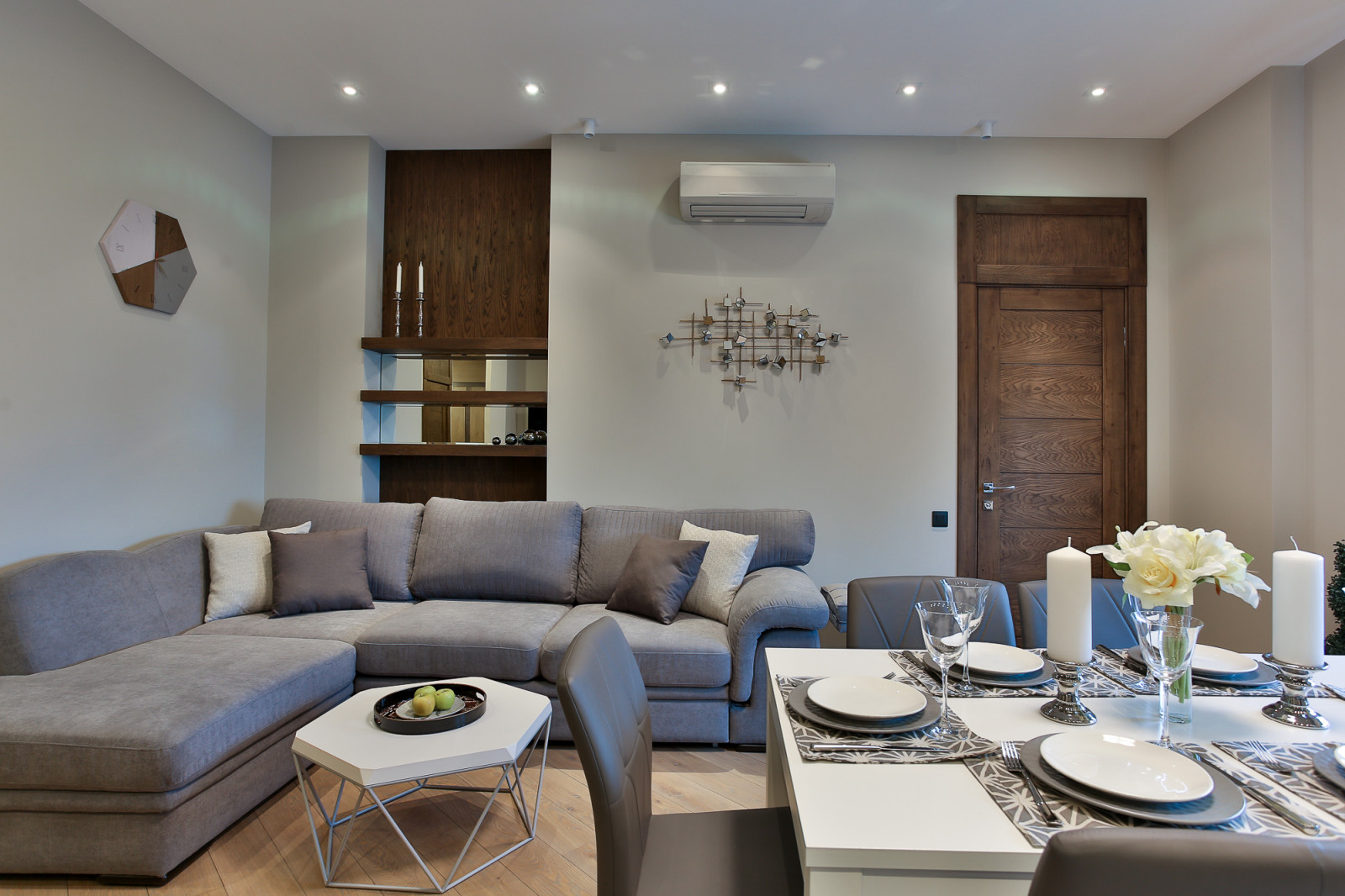 Стеновое панно, полки, дверь, фальш-фрамуга, стол обеденный, часы