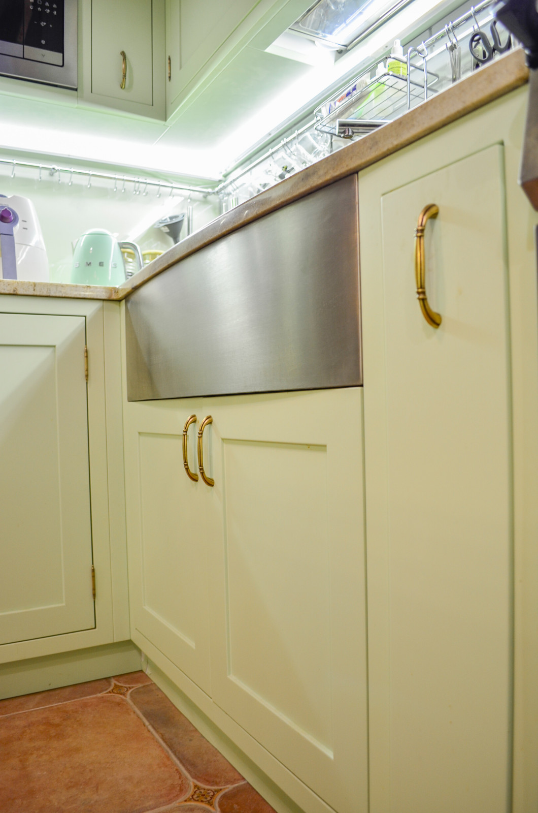 Нежно-зеленая кухня в американском стиле с островом